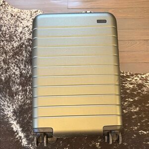 Away-  The Bigger Carry-On